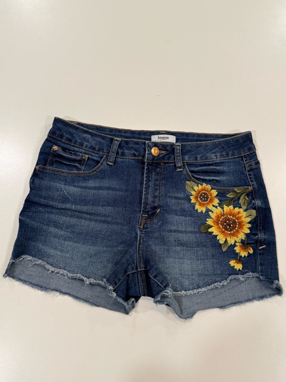 Kensie Denim Shorts Floral Embroidered Sunflower Raw Hem Size 6 28 - Picture 3 of 12